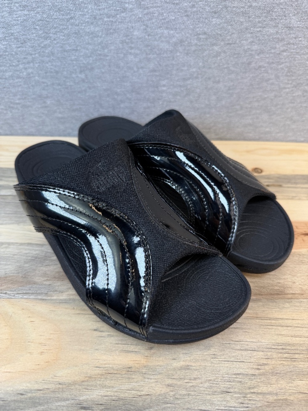 Fitflop Patent Leather w/ Stretch Panel Black Sandals Size 8 EU 39 Wobble Board
